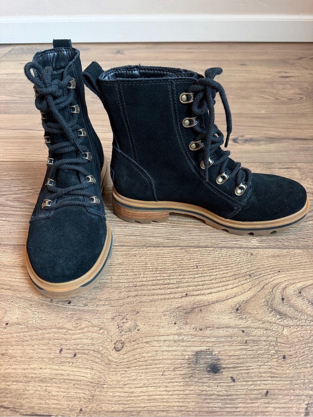 EUC Sorel Explorer Joan Waterproof Black Suede Lace-Up Winter Boots Size 7.5